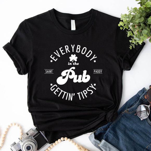Funny Shirt – Everybody in the Pub Gettin' Tipsy Tee